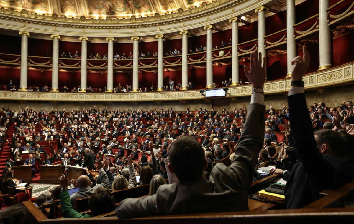 Frankreich-Parlament stimmt für Pensionsreformaussetzung | PULS 24