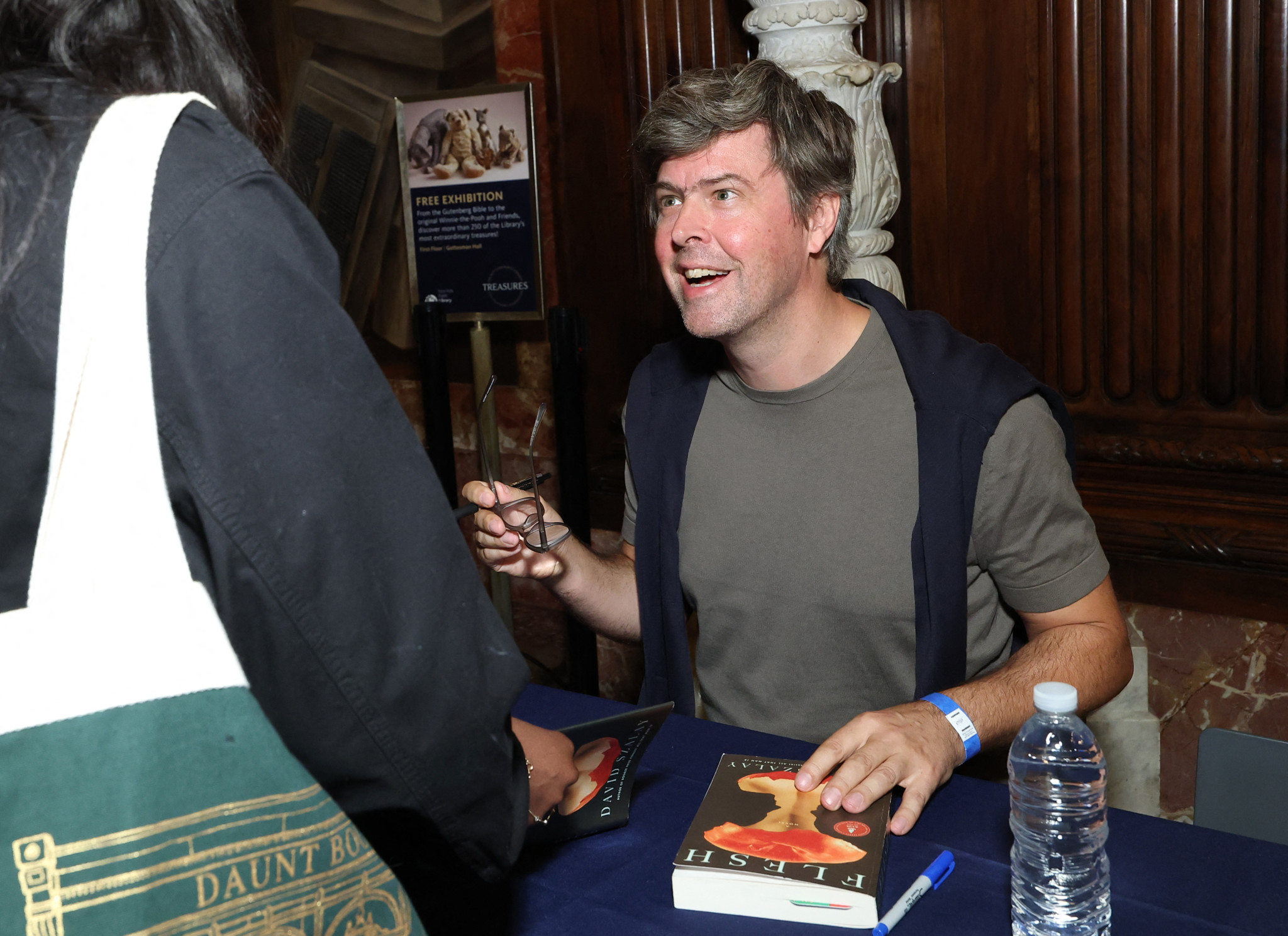David Szalay signiert Bücher bei einer Veranstaltung in der New York Public Library im Rahmen eines Live-Podcast mit Dua Lipa.