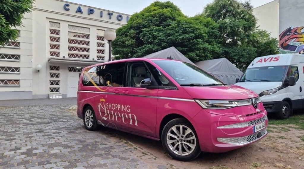 Der pinke Van wird schon im kommenden Jahr wieder Kandidatinnen zum Shoppen durch Halle fahren.