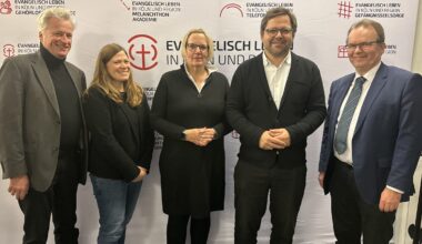 You are currently viewing Stadtsuperintendent Bernhard Seiger mit großer Mehrheit im Amt bestätigt – Nachrichten von der Verbandsvertretung des Evangelischen Kirchenverbandes Köln und Region