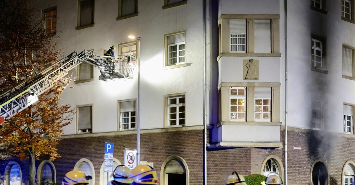 Feuerwehr rettet Menschen aus Haus