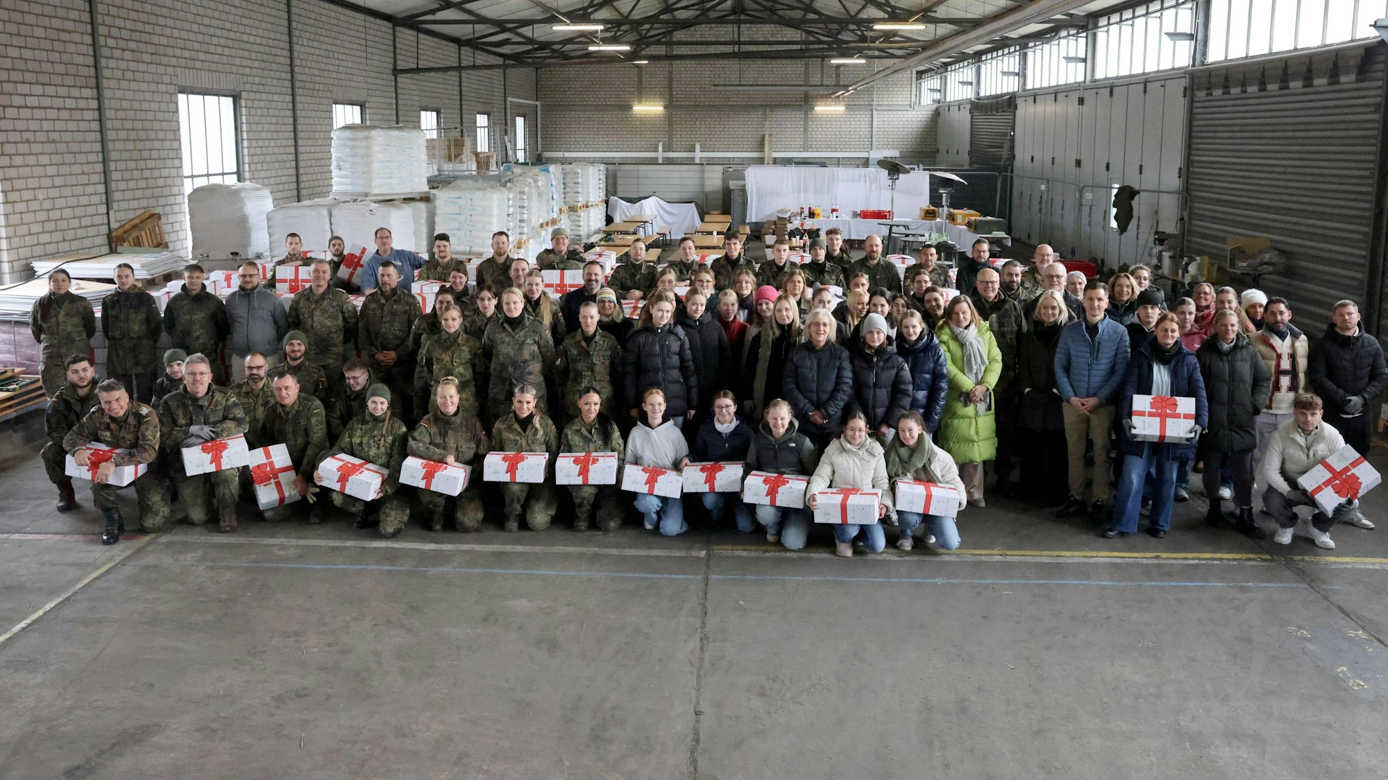 Gruppenfoto mit Paketen: Sie alle helfen dabei, alten Menschen eine Freude zu machen.