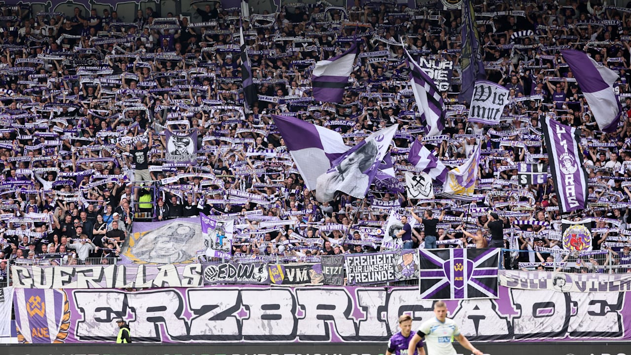 Brutaler Überfall auf Ultras von Erzgebirge Aue: Vermummte rauben Banner | Sport