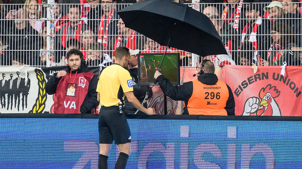 "Wo kommen wir eigentlich hin?": Horst Heldt ist nach VAR-Einsatz außer sich