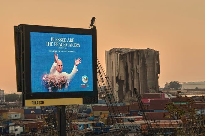 Der Besuch Leos XIV. in Libanon steht unter dem Leitspruch «Selig, die Frieden stiften» aus der Bergpredigt. Eine grosse Tafel in der Nähe der Getreidesilos (rechts) im Hafen von Beirut, die bei der gewaltigen Explosion im Jahr 2020 schwer beschädigt wurden, weist auf den Besuch des Pontifex hin.