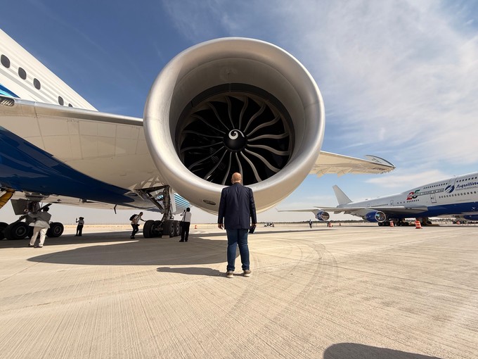 Beeindruckend sind die riesigen Triebwerke.