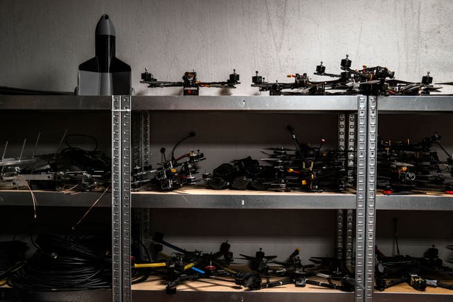 In einem Lagerraum in der Region Charkiw liegen Dutzende Drohnen auf Metallregalen bereit. Sie werden zur Bekämpfung russischer Angriffe vorbereitet.