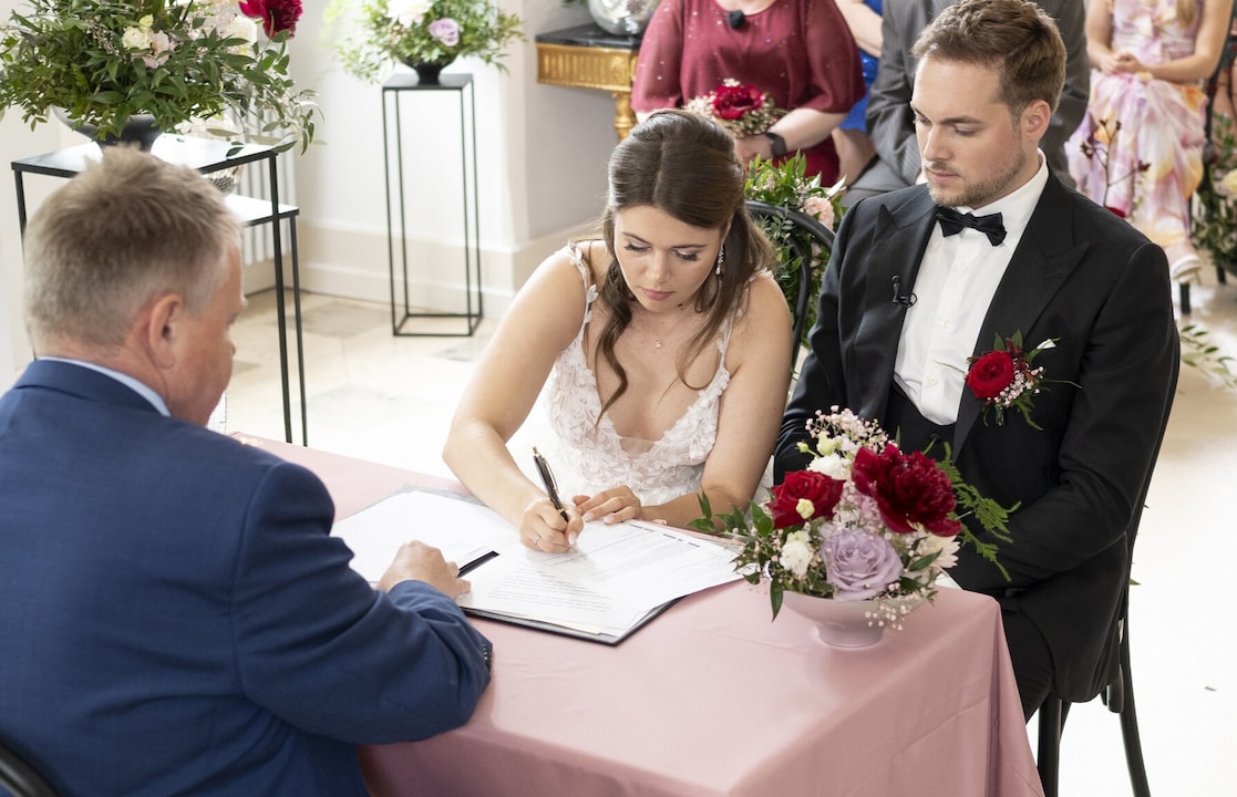 Das "Hochzeit auf den ersten Blick"-Paar Michelle und Marlon bei ihrem Jawort vor laufenden Kameras.