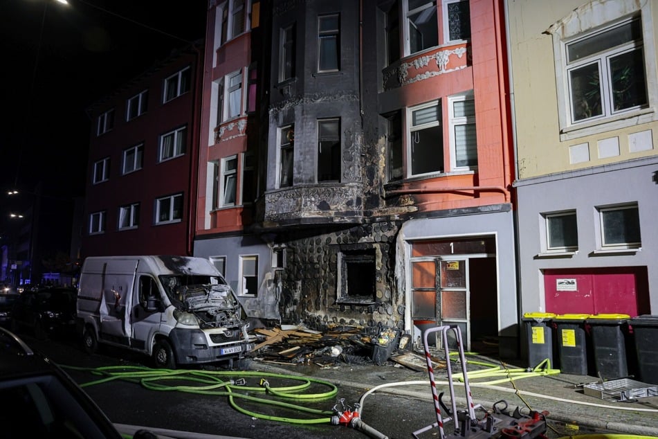 Das Gebäude sah nach dem Löscheinsatz ziemlich verkohlt aus.