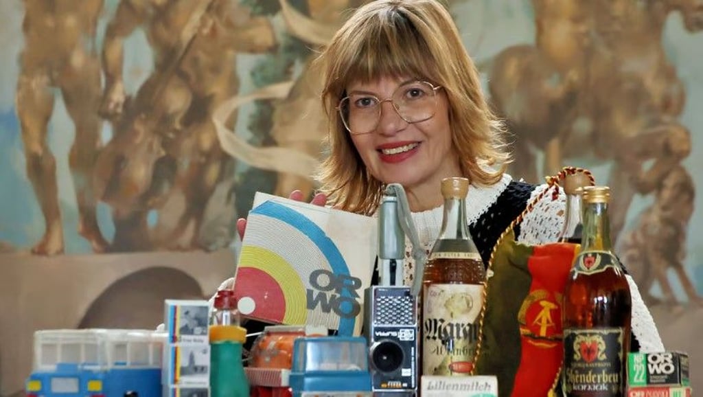 DDR im Kleinen: Simone Uthleb vom Museum in Berlin nimmt Spenden aus Halle entgegen. 