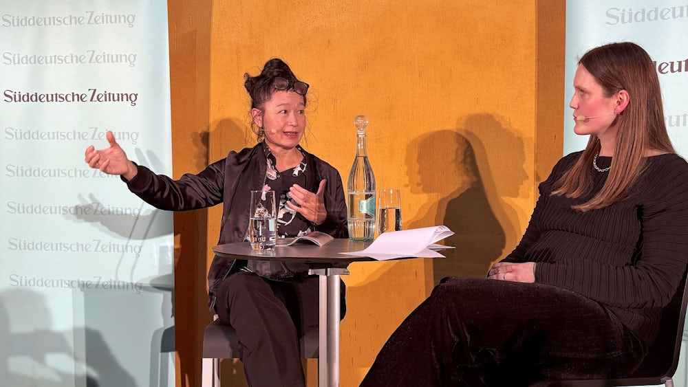Auf der Bühne im Lehnbachhaus: Hito Steyerl und Redakteurin Mareike Nieberding.