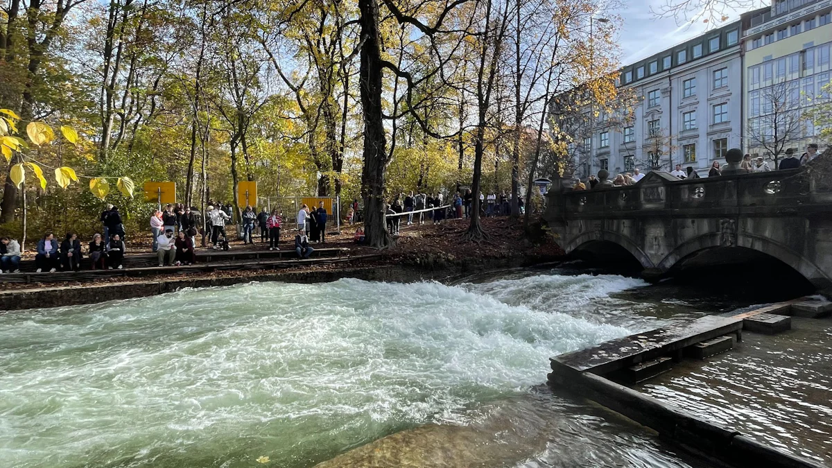 Eisbach-Surfen: Licht an - Welle aus! - München