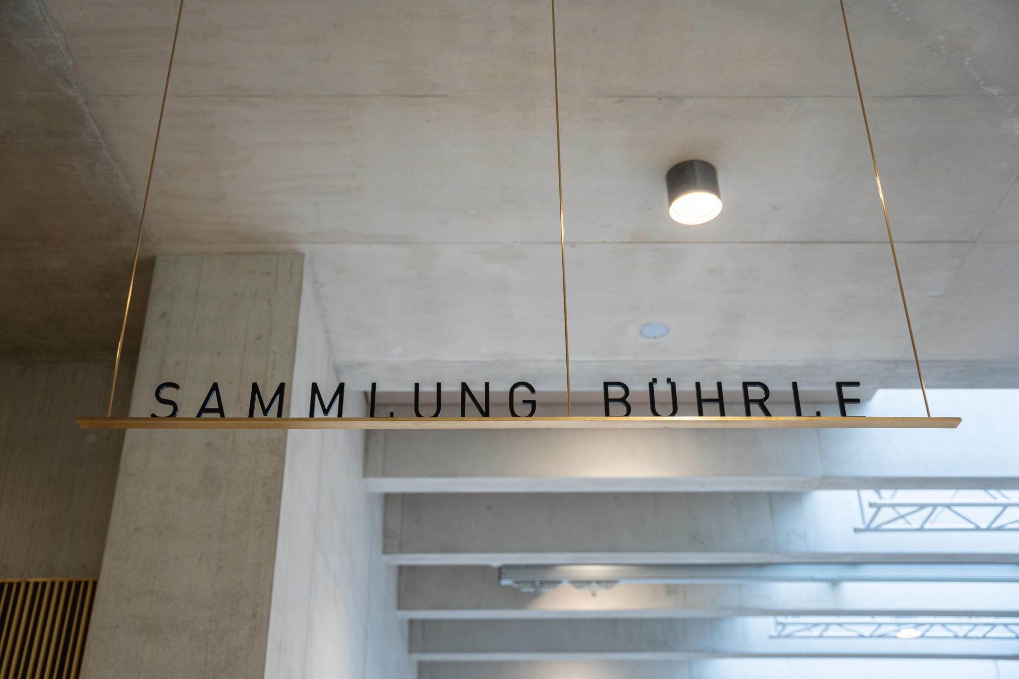 Schild mit der Aufschrift ’Sammlung Bührle’ im Kunsthaus Zürich bei der Neueröffnung am 6. Oktober 2021.
