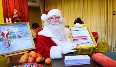 Weihnachtsengel sortieren und beantworten in der Weihnachtspostfiliale im nördlichen Brandenburg die Briefe von Kindern an den Weihnachtsmann. +++ dpa-Bildfunk +++