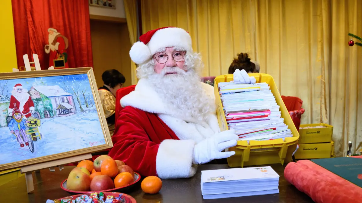 Weihnachtsengel sortieren und beantworten in der Weihnachtspostfiliale im nördlichen Brandenburg die Briefe von Kindern an den Weihnachtsmann. +++ dpa-Bildfunk +++