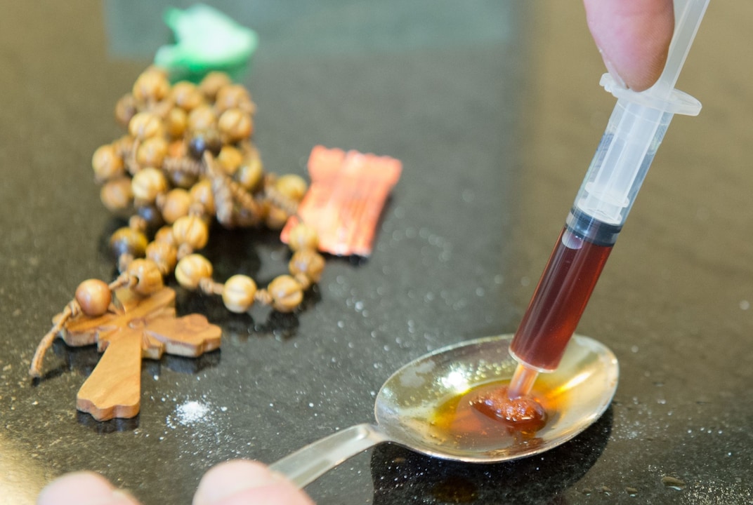 Einen Schuss Heroin mit Crack bereitet sich ein Drogenabhängiger in einem sogenannten "Druckraum" oder "Konsumraum", einer Drogenhilfeeinrichtung zu.