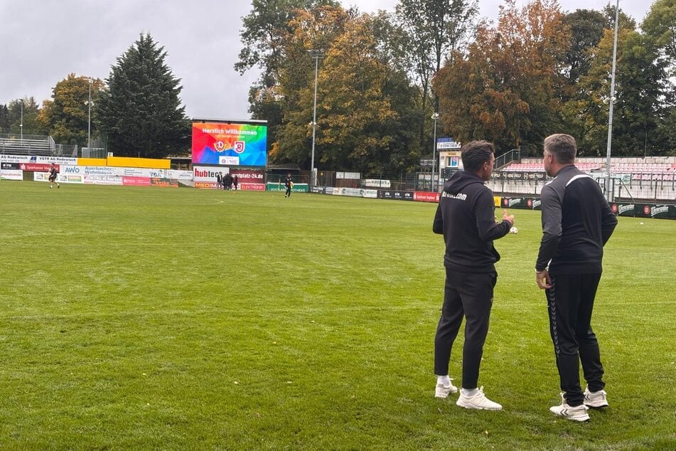 Die beiden Trainer Thomas Stamm (l.) und Michael Wimmer schauen sich die Bedingungen in Auerbach an.