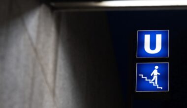 Mann wird von U-Bahn überrollt und schwer verletzt