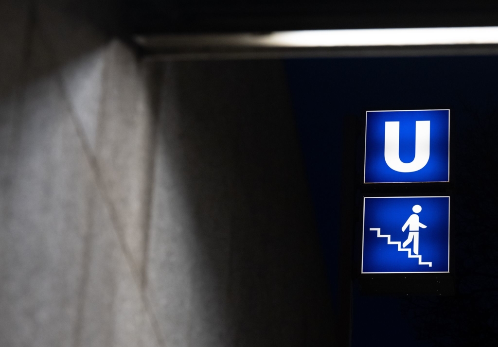 Mann wird von U-Bahn überrollt und schwer verletzt