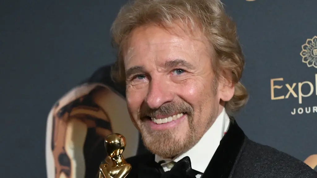 ABD0010-20251129-KITZBUeHEL-OeSTERREICH-Thomas-Gottschalk-mit-der-Swarovski-KristallROMY-nach-der-Preisverleihung-bei-der-Kurier-Romy-Gala-am-Freitag-28-November-2025-in-Kitzbuehel