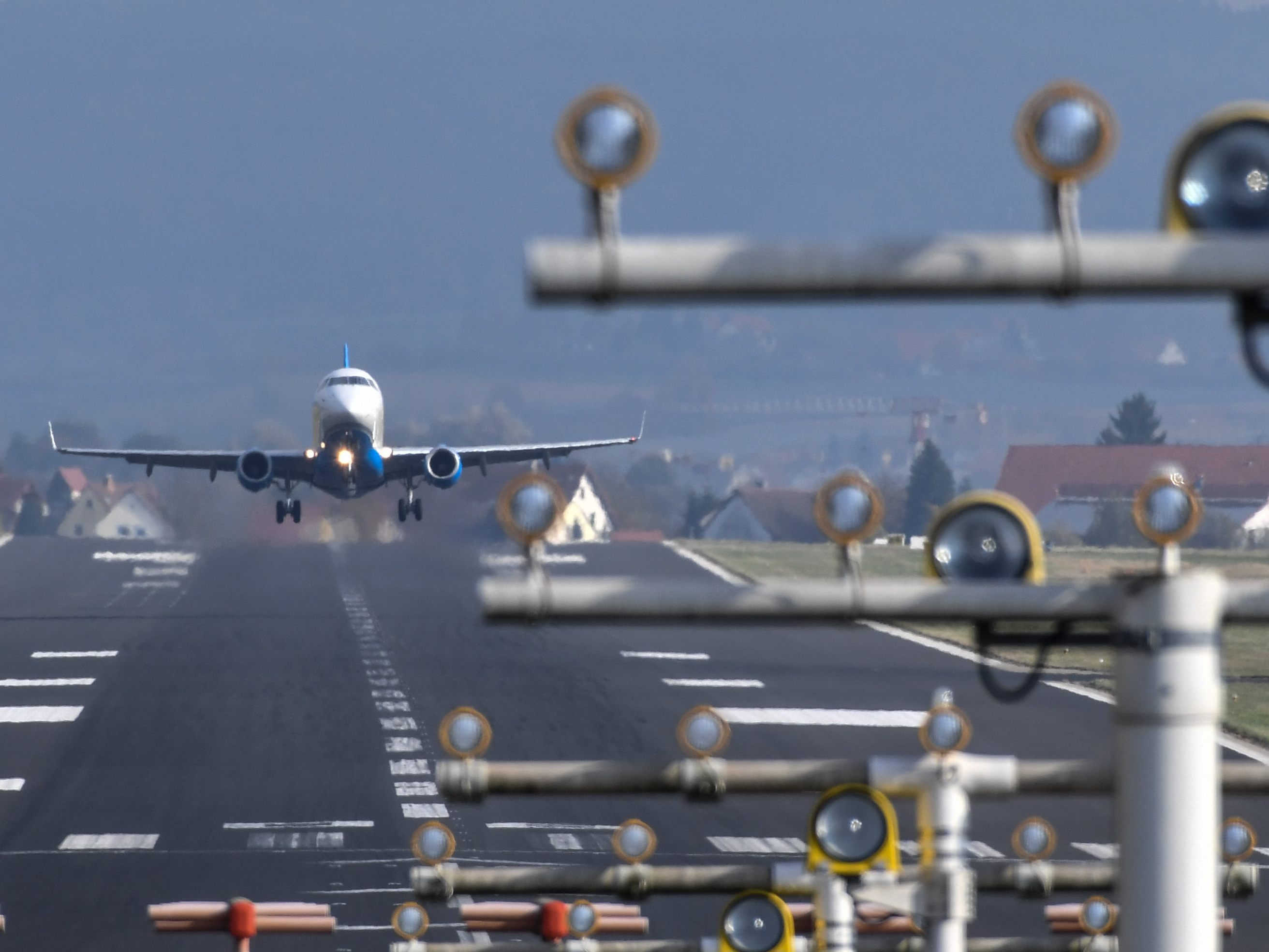 Ab Jänner 2026 starten wieder Linienverbindungen nach Berlin, Düsseldorf und Hamburg.