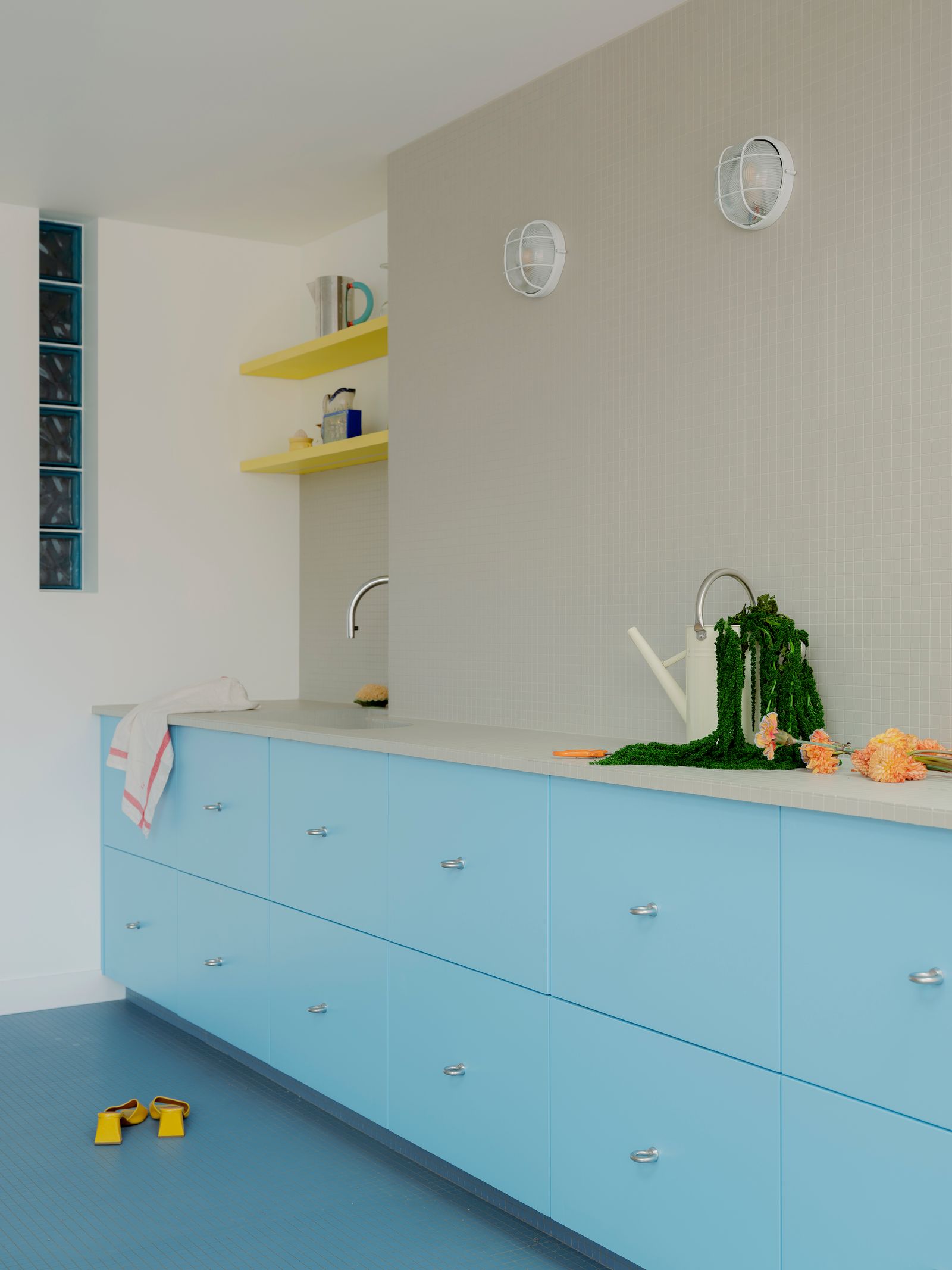 Wohnung in Paris Umgestaltung Küche in Blau Grau und Gelb