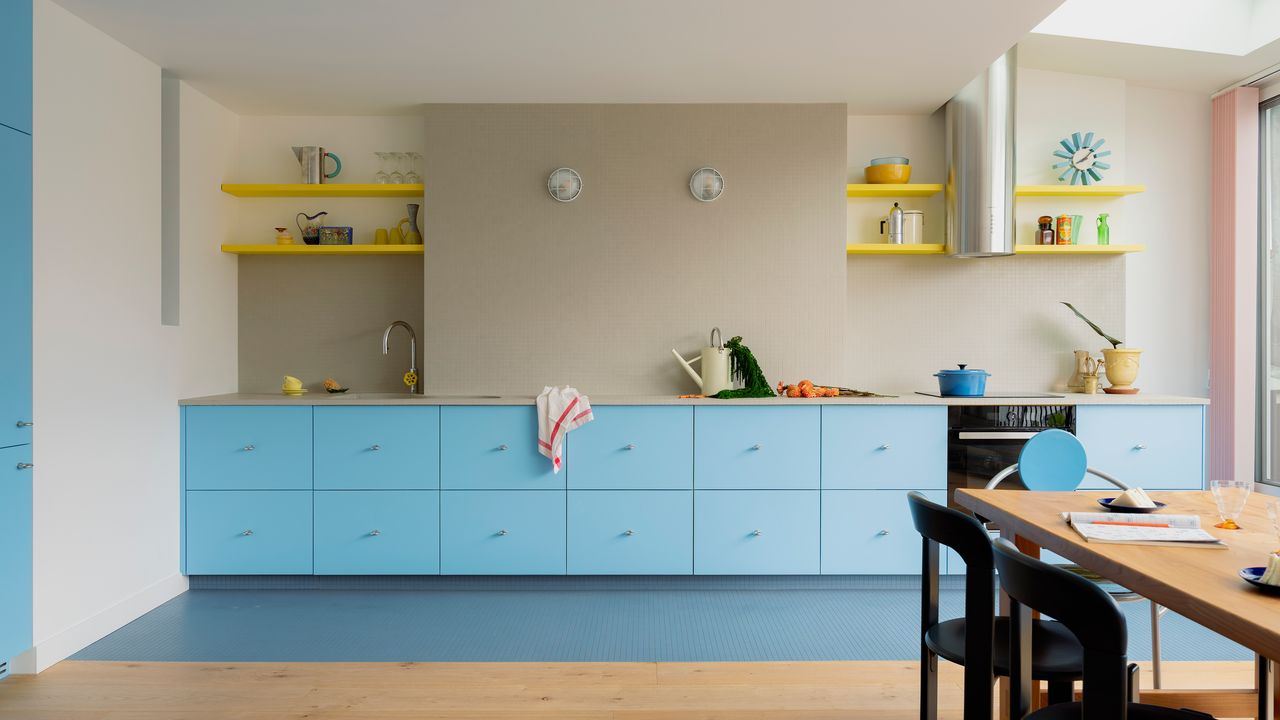 Strahlende Farben und klare Linien geben dieser Pariser Wohnung cooles Pool-Flair