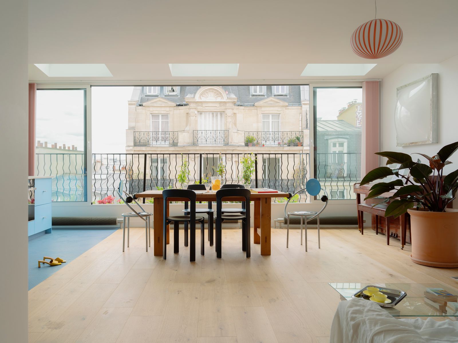 Wohnung in Paris Umgestaltung Wohnzimmer und Essbereich geöffnete Rollos