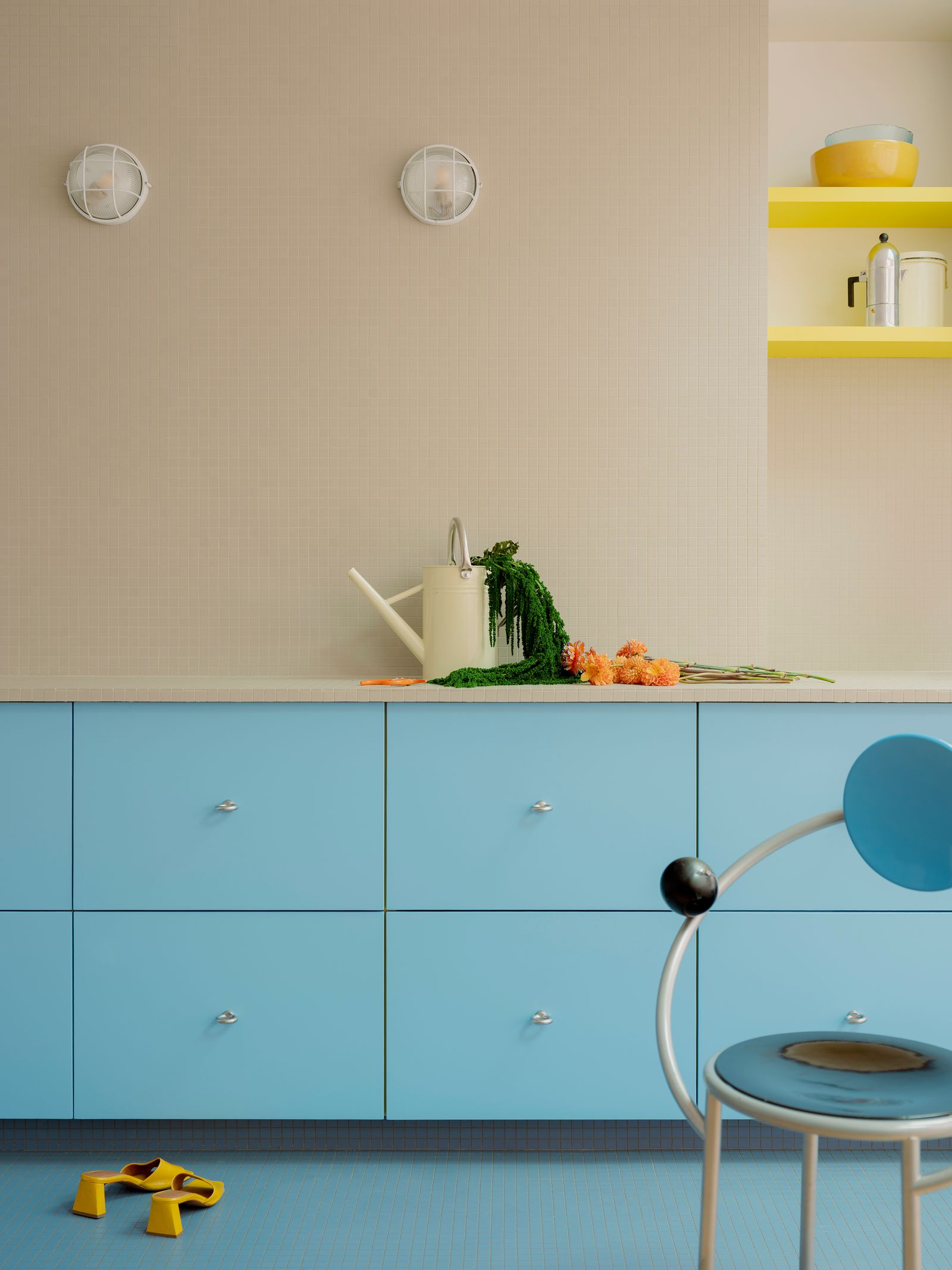 Wohnung in Paris Umgestaltung blaue Fronten der Küche