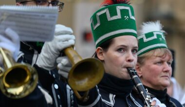 Mehr als 1.000 Teilnehmer einer Bergparade sind im traditionellen Habit auf dem Theaterplatz in Chemnitz angetreten.