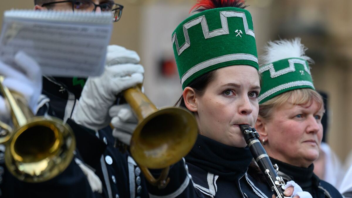 Mehr als 1.000 Teilnehmer einer Bergparade sind im traditionellen Habit auf dem Theaterplatz in Chemnitz angetreten.