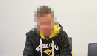 Angeklagter sitzt im Gerichtssaal.