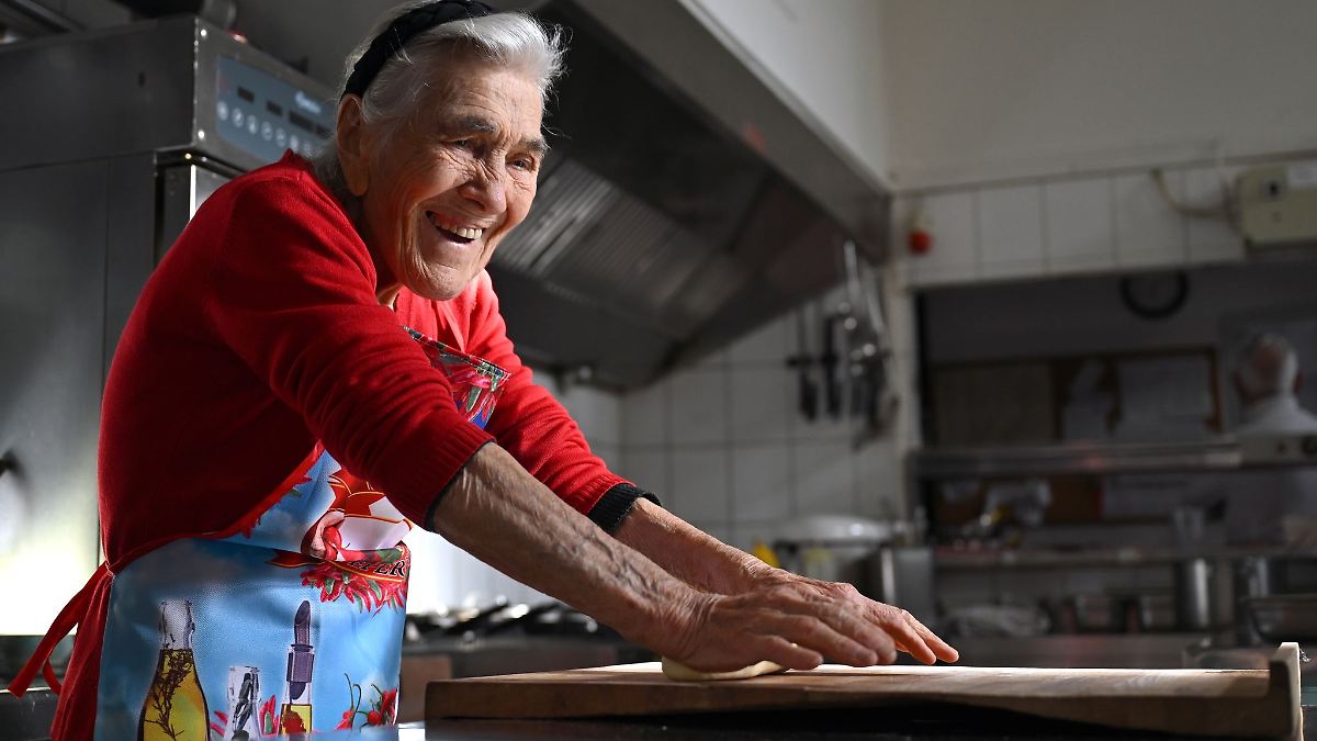 Berlin & Brandenburg: Berliner "Nonna": Mit 90 noch immer der Star im Restaurant