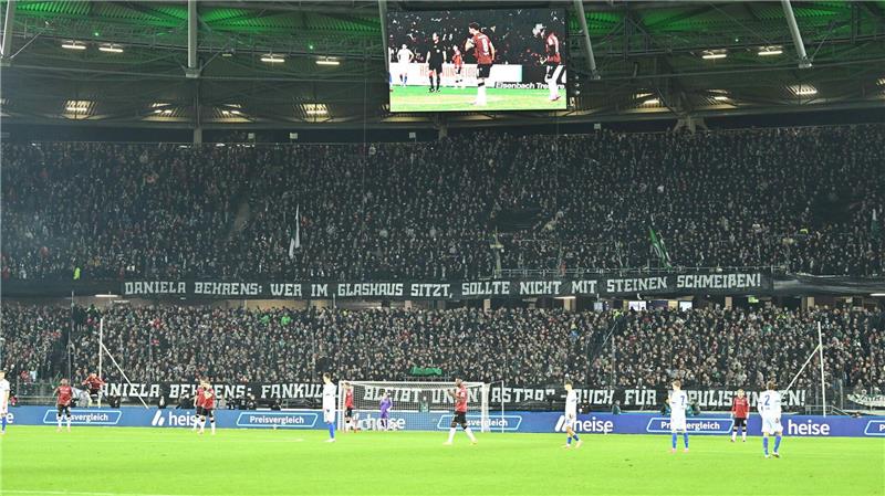 Hannover wieder oben dran nach 3:0 gegen den KSC Auch die Fans von Hannover gaben ein Statement ab. Ihr Banner richtete sich an Niedersachsens Innenministerin Daniela Behrens (SPD).