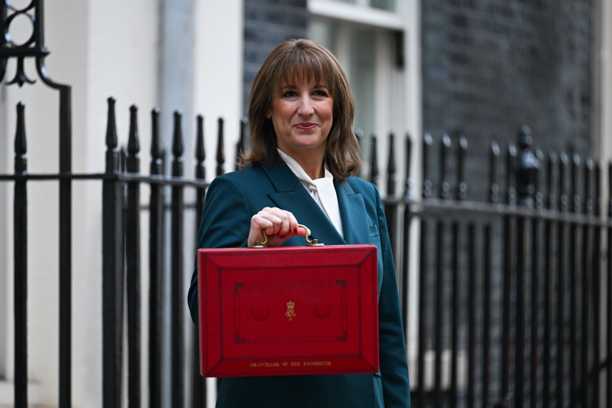 Rachel Reeves, britische Finanzministerin, vor 11 Downing Street in London mit roter Budgetbox, vor ihrer Haushaltsvorstellung am 26. November 2025.