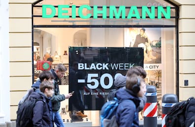 Passanten vor Schuhgeschäft: Hohe Rabatte sollen Kunden in die Geschäfte locken