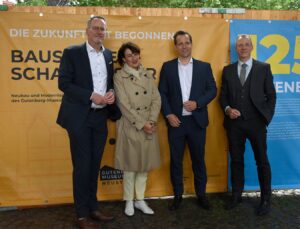 Pressetermin zum Baustart des neue Gutenberg-Museums im Mai 2025 mit (von links) Innenminister und Ex-OB Michael Ebling und Kulturdezernentin Marianen Grosse (beide SPS), OB Nino Haase (parteilos) und Museumsdirektor Ulf Sölter. - Foto: Stadt Mainz 