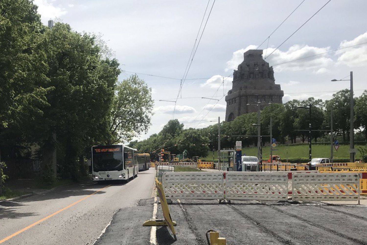 Feuer in Lindenau; Bimmel fährt wieder durch Prager Straße; Kraftklub-Kritik · Leipziger Zeitung