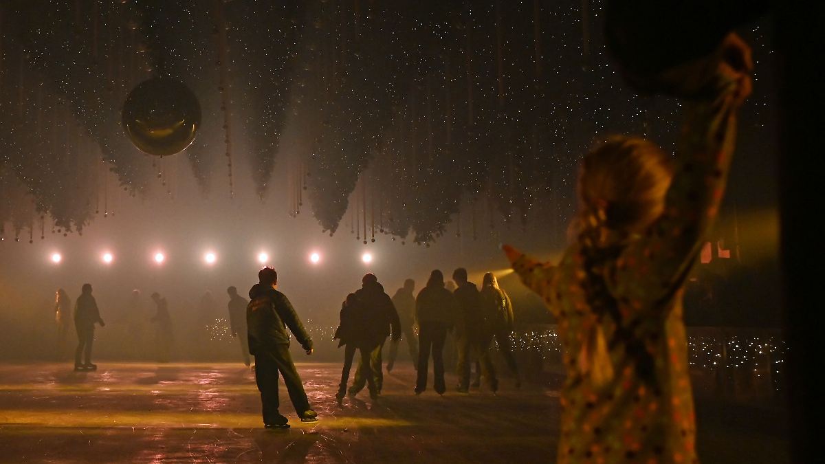 Berlin & Brandenburg: Neue Ausstellung: Unter Lichtkunst Schlittschuh fahren