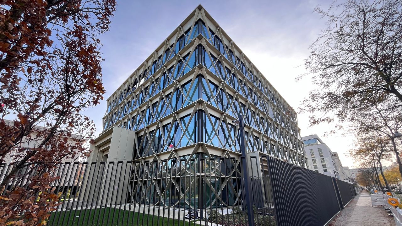 Neubau der Botschaft Indonesien mit geschwungenen Fassadenelementen und bodentiefen Fenstern, Tiergarten, Berlin