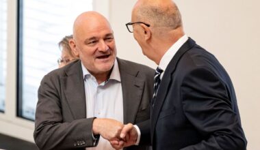 Ministerpräsident Dietmar Woidke (r.) und BSW-Finanzminister Robert Crumbach sind für die Reformdafür, im BSW gibt es mehrheitlich Bedenken. (Archivbild)