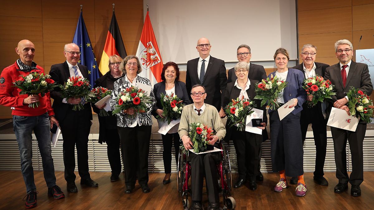 Berlin & Brandenburg: Woidke verleiht elf Verdienstmedaillen - "Halt und Hoffnung"