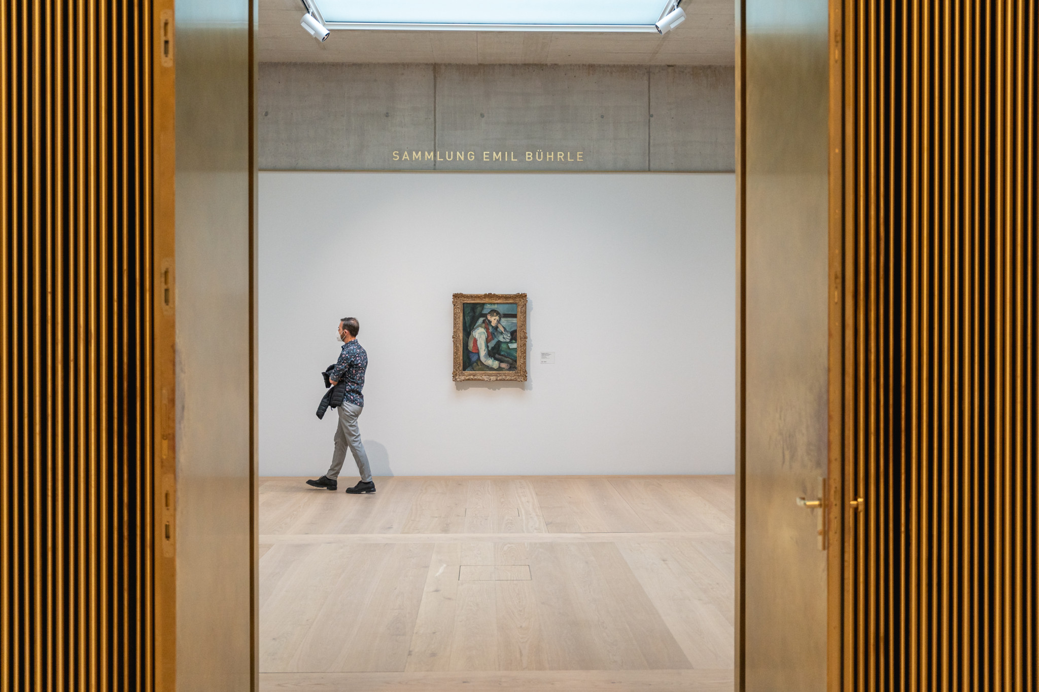 Ein Besucher im Kunsthaus Zürich betrachtet ein Kunstwerk in der Sammlung Emil Bührle. Neueröffnung Oktober 2021.