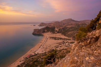 Blick auf die Küste einer griechischen Insel im Abendrot.