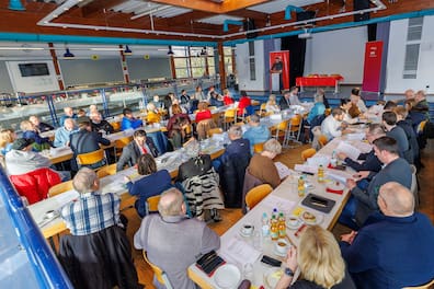 Mehr als 60 Delegierte waren zum SPD-Parteitag in die Mensa der Alexander-Coppel-Gesamtschule gekommen.