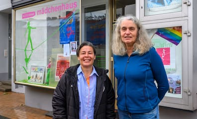 Esra Yozgatli (links), Fachleitung im Mädchenhaus Kiel und Michaela Peschel, Geschäftsführerin Lotta e.V. , vor dem autonomen Mädchenhaus in Kiel.