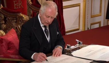 König Charles entzieht Prinz Andrew seine Titel und verweist ihn aus der Royal Lodge.