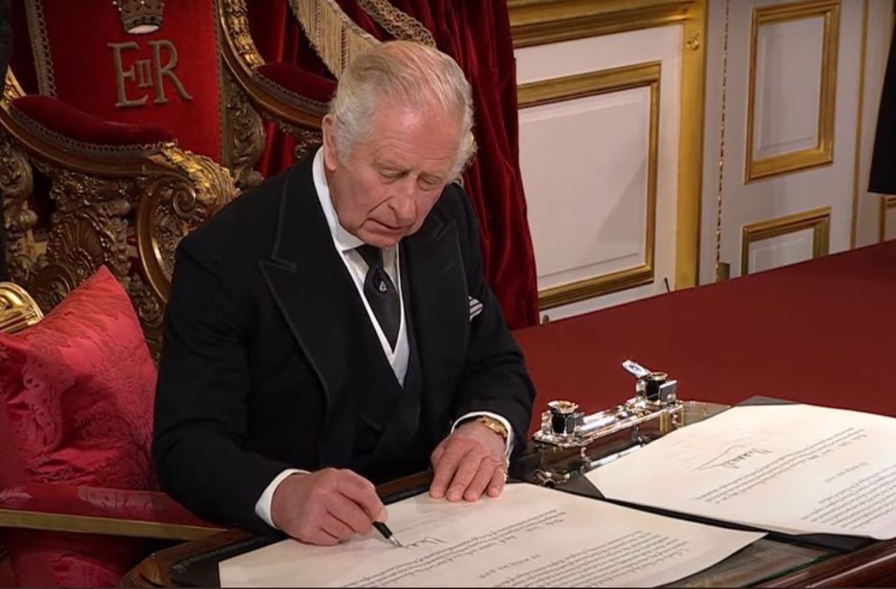 König Charles entzieht Prinz Andrew seine Titel und verweist ihn aus der Royal Lodge.
