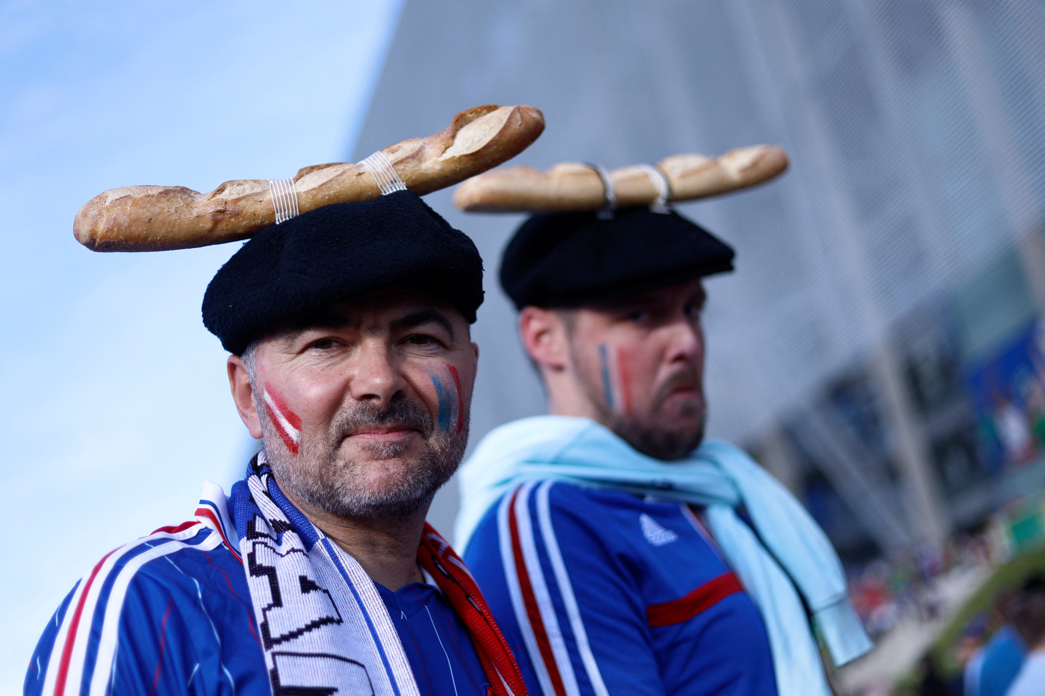 Fans von Frankreich tragen Baguettes auf ihren Hüten vor dem Spiel Frankreich gegen Österreich bei der UEFA Euro 2024 in Düsseldorf. Fans von Frankreich tragen Baguettes auf ihren Hüten vor dem Spiel Frankreich gegen Österreich bei der UEFA Euro 2024 in Düsseldorf.