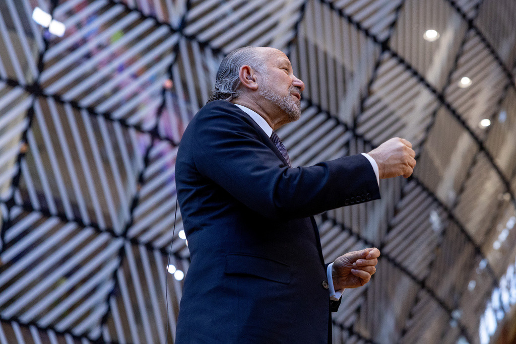 U.S. Handelsminister Howard Lutnick spricht während des EU-Handelsministertreffens in Brüssel.